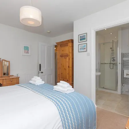 4 Pentowan Court