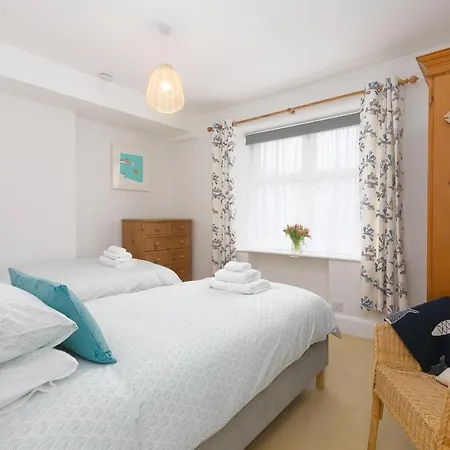 4 Pentowan Court