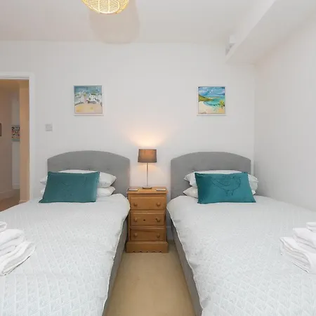 4 Pentowan Court